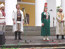 Пеледыш пайрем, 2004 г. Слева крайний верховный жрец А.Таныгин