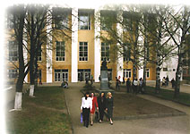 Krupskaja-nimelise Riikliku Pedagoogilise Instituudi pehoone ees