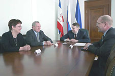 Члены Консультативного комитета беседуют с президентом Маркеловым и министром культуры Васютиным