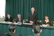 Члены Консультативного комитета (слева) во время 'круглого' стола
