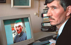 Владимир Козлов показывает фотографию, сделанную после его избиения