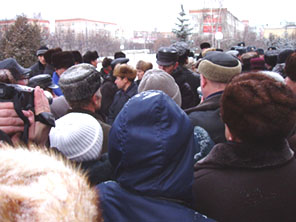 People who gathered to attend the Republican Congress of the Mari People, have not been let into the palace. December 23