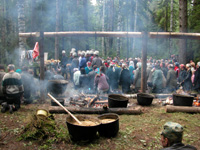 Во время молений на горе Чумбылат, 2005 г. - Фото из газеты 'Марий Эл'