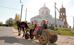 A Mari family travels to the market in the city of Mork. Photo: MIKA PARKKONEN / HS