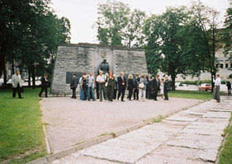 Удмуртская делегация у монумента советского воина-освободителя в Таллинне