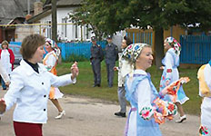 Mari folk dancers entertained participants of the International Congress of Finno-Ugric Studies under the watchful eye of the local police. Photo: RIHO GRUNTHAL